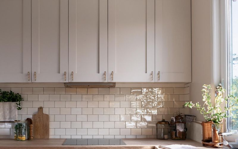 Lägenhetsrenovering: nymålat kök. Gamlestaden i Göteborg
